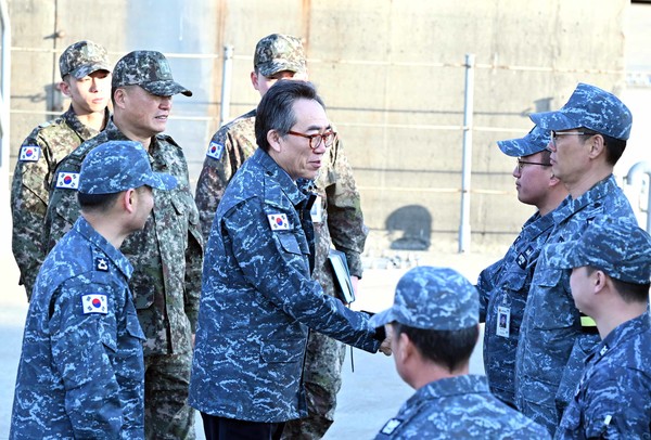외교부 장관, 'NLL 수호' 제2해상전투단 방문해 장병 위문.