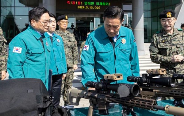 신원식 국방부장관은 지난 13일 육군특수전사령부를 방문해 대비태세를 점검했다.