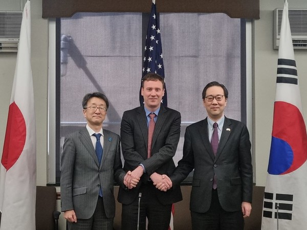 지난달 29일(현지시간) 미국 워싱턴 D.C.에서 제2차 북한 사이버 위협 대응 한미일 외교당국간 실무그룹 회의가 개최됐다. 왼쪽부터 쿠마가이 나오키 일본 외무성 사이버안보대사, 린 데버부아즈 미국 국무부 대북특별부대표,