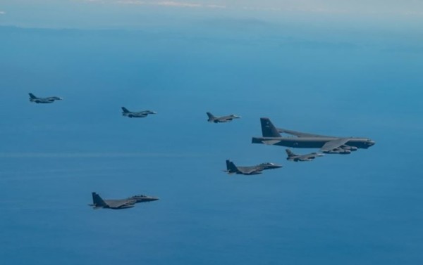 ​​​​​​​대한민국과 미국, 일본 3국은 2일 제주 동남방 한일 간 방공식별구역(ADIZ) 중첩구역 일대에서 한미일 공중훈련을 실시했다.